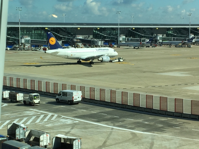 Lufthansa A320 Departing