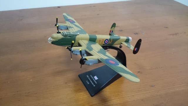 Avro Lancaster WWII Bomber (Scale - 1: 144)
