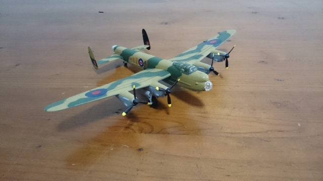 Avro Lancaster WWII Bomber (Scale - 1: 144)