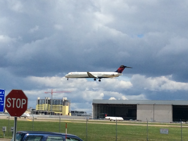 Delta MD-80 Landing at MSP