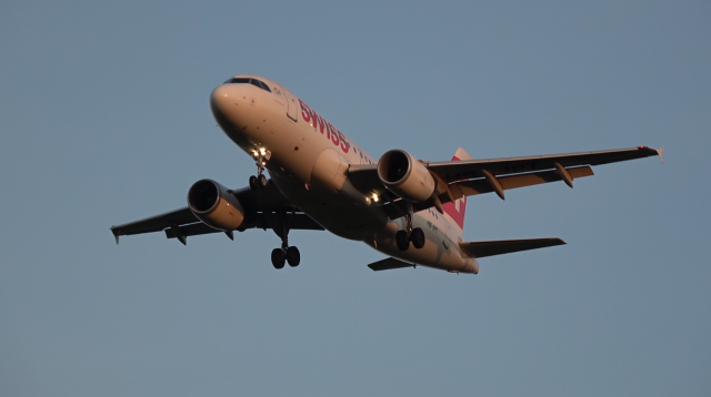 Swiss - Airbus A319 - HB-IPT - Birmingham Airport