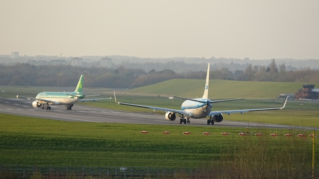Aer Lingus A320 & KLM 737 - Runway 33 Line UP - Birmingham Airport Aer Lingus A320 & KLM 737 - Runway 33 Line UP - Birmingham Airport