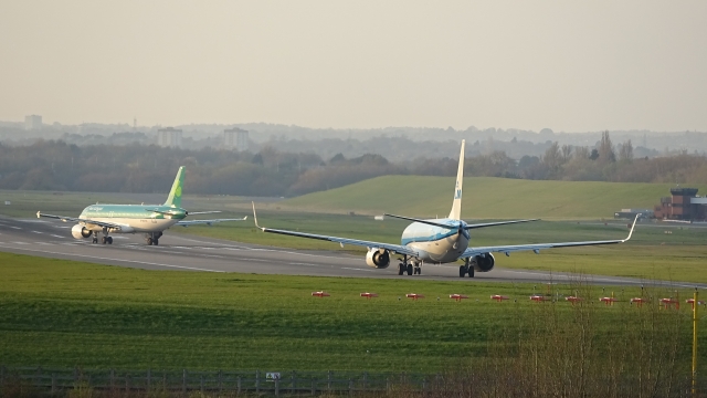 Aer Lingus A320 & KLM 737 - Runway 33 Line UP - Birmingham Airport