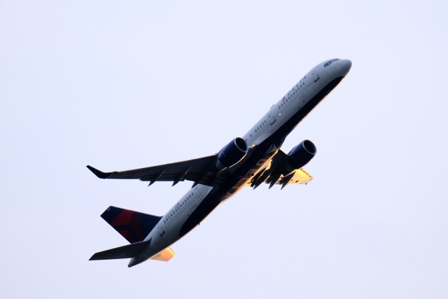 Delta 757-200 N710TW Departing JFK