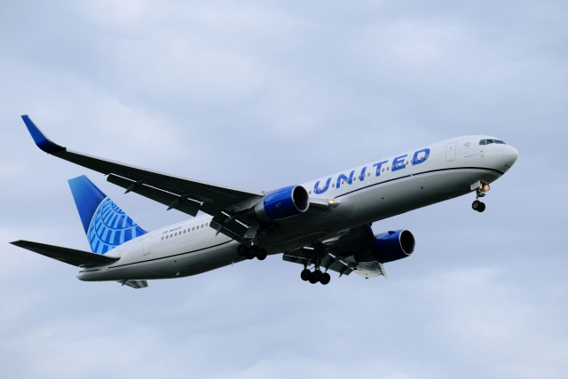 United 767-300ER N664UA Landing at JFK