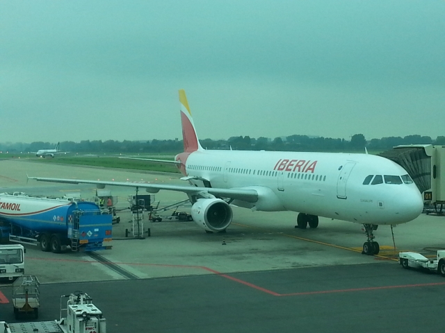 Iberia A321 parked next to the 737