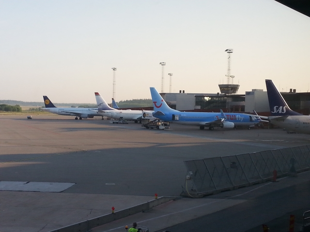 A bunch of 737's and an A320, Note the New winglets on the TUIfly one.