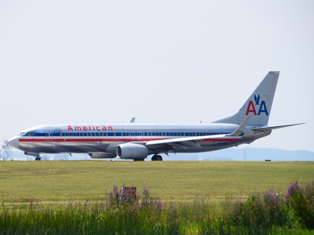 American Airlines 737-800 N854NN